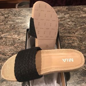 NWT size 8 MIA woven slide sandal in black